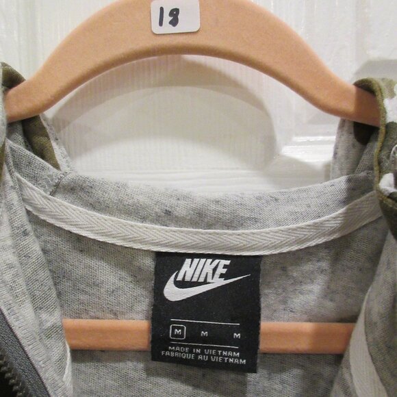 Women's Nike Camoflaged zip up hoodie size Medium - Picture 2 of 3